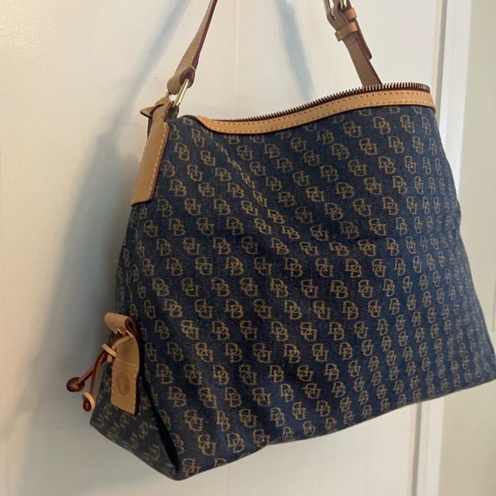 EUC Dooney and Bourke shoulder sac